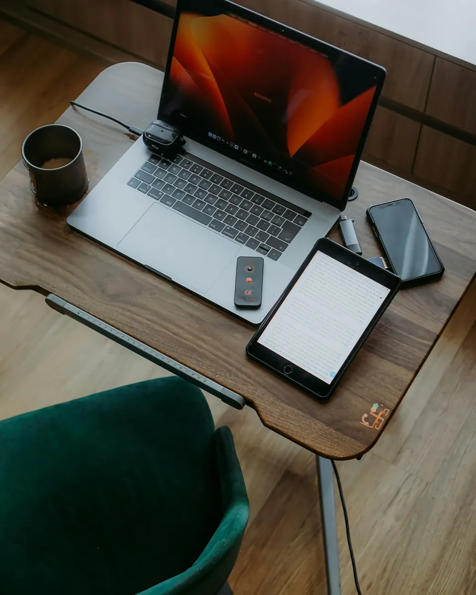 Laptop, Tablet und Smartphone auf einem Schreibtisch als Beispiel für responsive Gestaltung